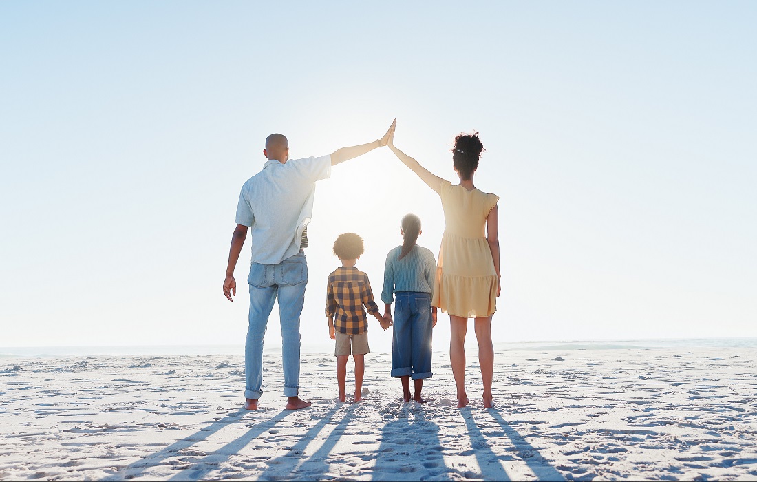 Travel-insurance-sign-with-a-family-on-the-beach-together